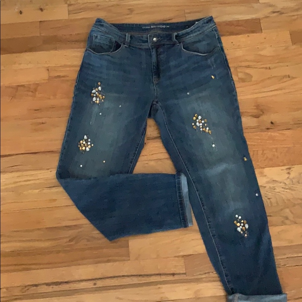 AMAZING ! Distressed & embellished boyfriend Jean!